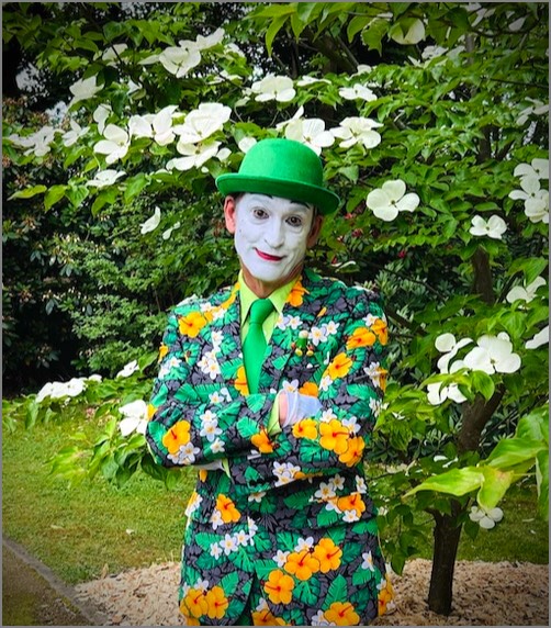 Pantomime im Blumenkostüm
