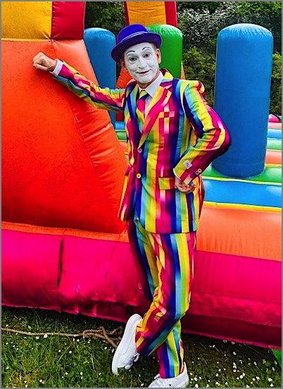 Pantomime beim Fest der Farben